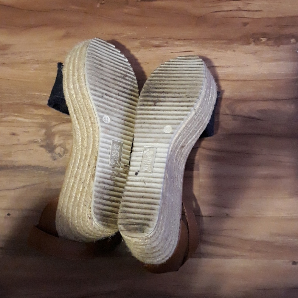 Sandals - Picture 2 of 3